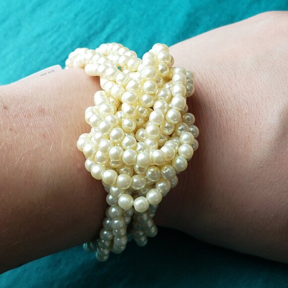 2/35$ NWT Banana Republic faux pearl bracelet - Picture 2 of 4